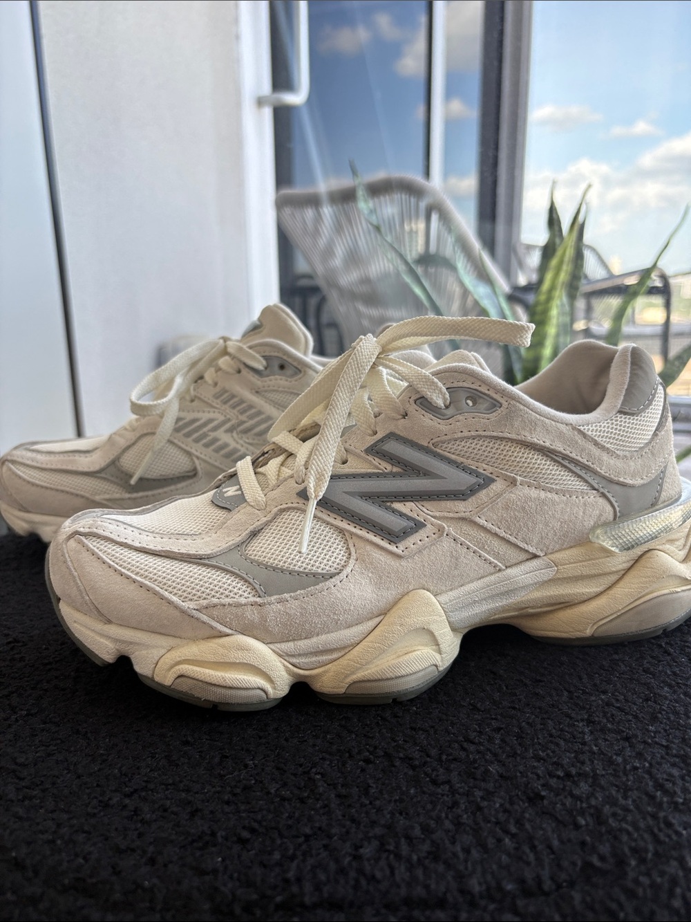 New Balance Women's Cream and Light Gray Chunky Runner Sneakers